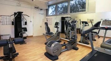 Ausgestattetes Fitnessstudio