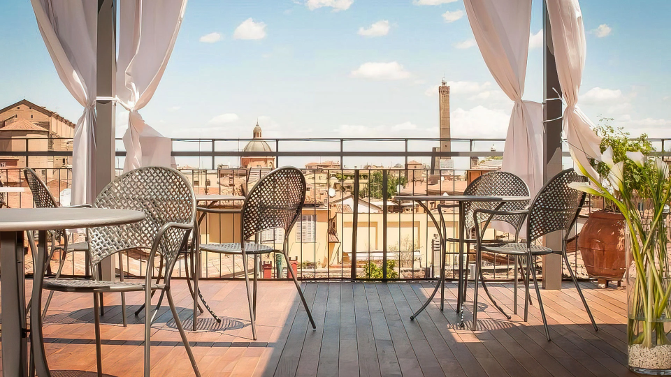 Terrazza panoramica con vista sui tetti di bologna