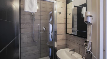 Salle de bain privée avec cabine de douche