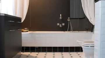 Salle de bain avec baignoire