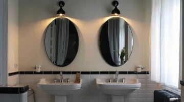 Salle de bain avec double vasque