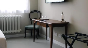 Chambre double standard 1933 avec table basse