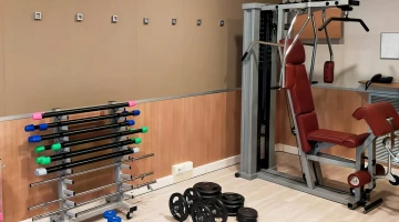 Fitnessstudio mit Gewichten ausgestattet