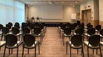 Besprechungsraum mit Videoprojektor