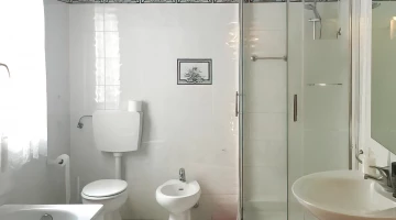 Bagno con box doccia