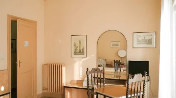 Camera con tv e scrivania