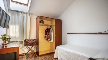 Single room with classic furnishings