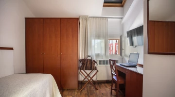 Single room with desk