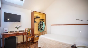 Single room with TV and mini-bar