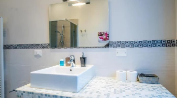 Servizi con lavabo e specchio
