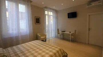 Suite con TV, tavolo e sedie
