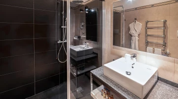 Bathroom with shower and courtesy set