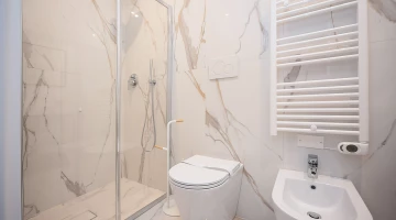 Bagno con ampio box doccia