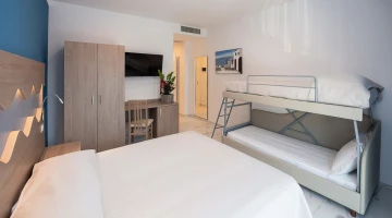 Camera quadrupla con letto matrimoniale e letto a castello