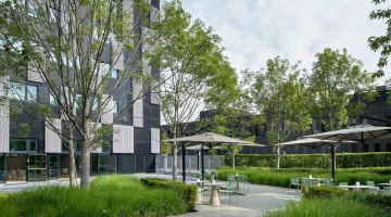 Jardin extérieur avec tables et parasols