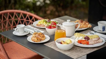 Table dressée pour le petit déjeuner