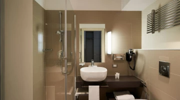 Salle de bain avec grande cabine de douche