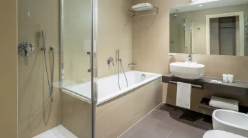 Salle de bain avec baignoire et cabine de douche