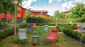 Jardin extérieur avec transats