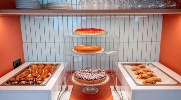 Buffet petit-déjeuner avec variété de desserts