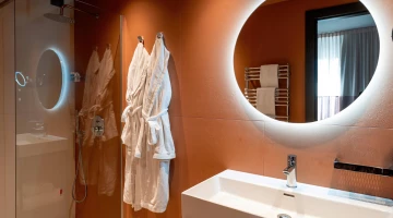 Salle de bain avec cabine de douche