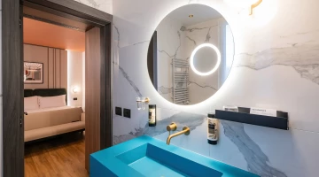 Salle de bain avec sèche-cheveux, miroir grossissant et ligne de courtoisie