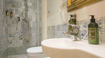 Bathroom with shower cubicle in the Classic Room