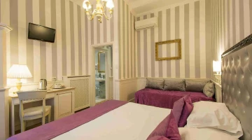 Classic Room with TV and desk