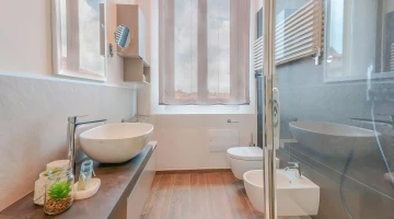 Salle de bain de l&#39;appartement de deux pièces San Luca