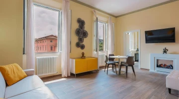Séjour avec cheminée de l&#39;appartement de deux pièces San Luca