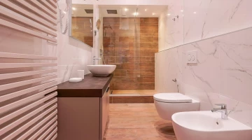 Salle de bain de la chambre toits rouges