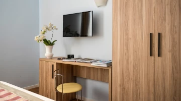 Executive Classic Room with desk and TV