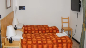 Twin room with TV