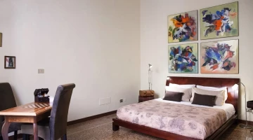 Traveler Room with sitting area