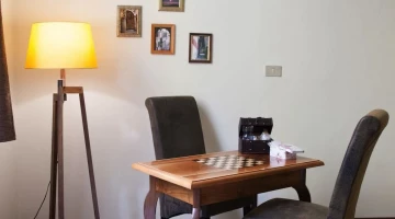 Vintage furniture in the Traveler room