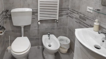 Salle de bain privée récemment rénovée avec cabine de douche