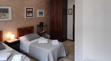Chambre triple salle de bain en marbre avec vue sur la ville