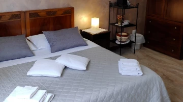 Chambre triple salle de bain en marbre avec vue sur la ville