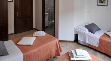 Chambre triple salle de bain en marbre avec vue sur la ville