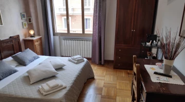 Chambre triple en chêne avec salle de bain privée extérieure donnant sur la ville
