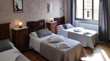 Chambre triple en chêne avec salle de bain privée extérieure donnant sur la ville
