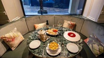 Tavolo allestito per la cena