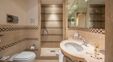 Bagno con ampia doccia