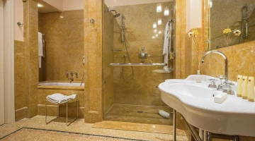 Bagno con ampio box doccia e vasca