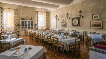 Trattoria Aretusi with large central table