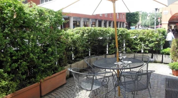 Außenbereich mit Tischen