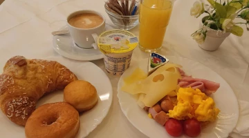 Frühstück am Tisch