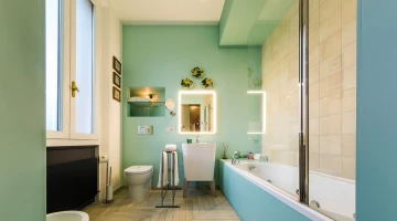 Bathroom with bathtub in the Carità room