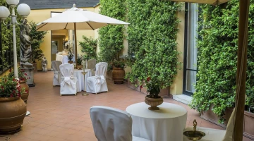 Terrasse mit Tischen