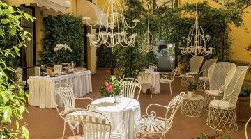 Terrasse mit Frühstücksbuffet